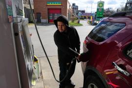 Una persona repostando combustible en una gasolinera, el martes 17 de marzo de 2026, en Baltimore. (AP Foto/Stephanie Scarbrough)