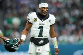 Jalen Hurts quedó fuera de la campaña tras presentar complicaciones médicas que afectan su participación en la NFL; su recuperación será la prioridad tras el diagnóstico.