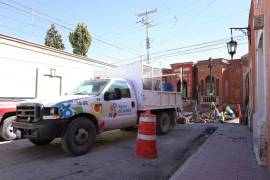 Trabajos de sustitución de redes de agua potable en la calle General Cepeda han causado retrasos en el servicio en diversas colonias de Saltillo.