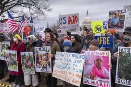 Manifestantes y legisladores protestan contra el presidente Donald Trump y su aliado Elon Musk por trastocar al gobierno federal, lo que incluye el desmantelamiento de la Agencia de Estados Unidos para el Desarrollo Internacional. FOTO: