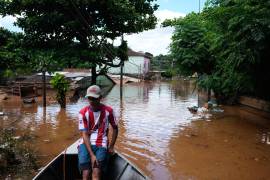 Javier Barreto navega en una embarcación por una calle inundada por el río Paraná, tras las fuertes lluvias que provocaron su desbordamiento en Ciudad del Este, Paraguay, el viernes 16 de octubre de 2026.
