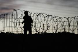 Un colono israelí corre alrededor de un complejo palestino-beduino perteneciente a la familia Kaabneh, en las afueras de la ciudad cisjordana de Taybeh, el jueves 1 de octubre de 2026.