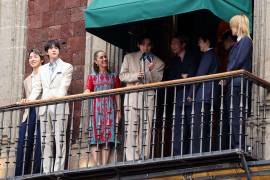El grupo surcoreano de K-Pop BTS saludo a sus fans desde uno de los balcones de Palacio Nacional tras la invitación de la presidenta Claudia Sheinbaum.