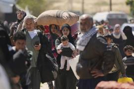 Palestinos desplazados que huyen de Rafah ante las operaciones militares israelíes tras una renovada ofensiva israelí en la Franja de Gaza llegan a Jan Yunis, Franja de Gaza, el domingo 23 de marzo de 2025. FOTO: