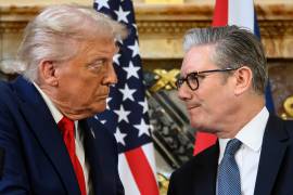 ARCHIVO - El presidente de Estados Unidos, Donald Trump, izquierda, y el primer ministro británico Keir Starmer se saludan en una conferencia de prensa en Chequers cerca de Aylesbury, Inglaterra, el jueves 18 de septiembre de 2025. (Leon Neal/Pool Foto via AP, Archivo)