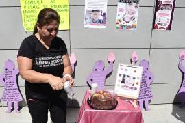 Sandra Soto, hermana de Serymar, cortó el pastel durante la concentración frente al Centro de Justicia Penal, donde familiares y colectivos exigieron una sentencia firme.
