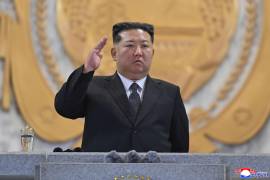 El líder del país, Kim Jong Un, asiste al defile military para conmemorar el 80mo aniversario del gobernante Partido de los Trabajadores, en Pyongyang, Corea del Norte.