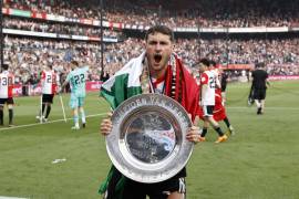 Santi Giménez no solo fue el goleador del Feyenoord, sino que les ayudó a conseguir el título de la Eredivisie la temporada pasada.