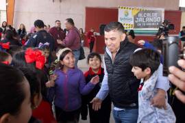 El alcalde José Feliciano Díaz acudió a la escuela primaria Miguel Hidalgo y Costilla, en Sabinas. FOTO: CORTESÍA