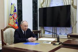 El presidente ruso Vladímir Putin escucha al ministro de Transporte Vitaly Savelyev durante su reunión, el sábado 25 de marzo de 2023, en Moscú, Rusia.