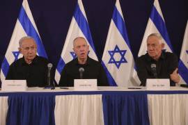 De izquierda a derecha, el primer ministro de Israel, Benjamin Netanyahu, el ministro de Defensa, Yoav Gallant y el ministro del gabinete, Benny Gantz en la base militar de Kirya, en Tel Aviv, Israel.