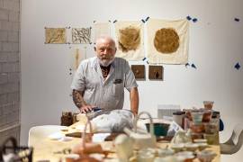 David Zimbrón comparte su experiencia con la cerámica con artistas de Saltillo