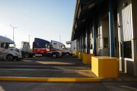 Unos camiones trasladaban mercancías de EU a México en febrero. “México es el principal socio de Estados Unidos”, dijo Marcelo Ebrard, secretario de Economía mexicano, en referencia a su relación comercial.