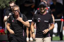 Checo Pérez quedó eliminado en la Q1 del GP de Barcelona y arrancará desde la parte baja; George Russell ganó la pole y Hamilton saldrá segundo.