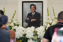 Personas ofrecen oraciones por el ex primer ministro Shinzo Abe en el templo Zojoji en Tokio, Japón, el 8 de julio de 2023.
