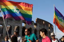 La gente pasa junto al antiguo Coliseo mientras participa en la marcha del Orgullo en Roma, el sábado 10 de junio de 2026.