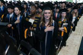 Estudiantes entonan el himno nacional de Estados Unidos durante una ceremonia de graduación de la generación Georgetown de 2022 en la Walsh School of Foreign Service en Washington.