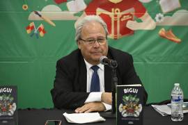 Plácido Jiménez en su participación durante la Feria Internacional del Libro Coahuila.