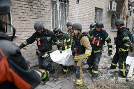 Rescatistas trasladan un cuerpo sacado de entre los escombros de un edificio residencial destruido por un ataque aéreo ruso en Zaporiyia, Ucrania, el 10 de octubre de 2026.