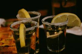 El tequila, la emblemática bebida mexicana, ha sido objeto de estudio por sus posibles beneficios para la salud.