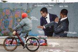 Ciclista pasa frente a mural que retrata el enfrentamiento contra Chris Rock, por parte de Will Smith, ha dado la vuelta al mundo, incluso, llegando a las calles de Berlín, Alemania.