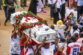 Manifestantes cargan un ataúd en una marcha contra el auge de feminicidios, en el centro de Nairobi, Kenia, el lunes 1 de junio de 2026, informó la agencia internacional AP.