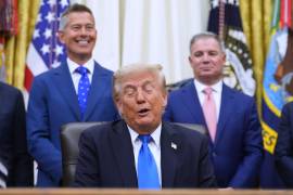 Donald Trump habla en el Despacho Oval de la Casa Blanca durante una reunión con ejecutivos del sector turístico, el miércoles 2 de septiembre de 2026 en Washington, mientras observan el secretario de Transporte, Sean Duffy (a la izquierda), y el presidente y director ejecutivo de la Asociación de Viajes, Jeff Freeman.