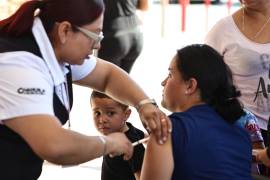 Ayer, brigadas de salud iniciaron una campaña intensiva de vacunación en el oriente de Saltillo, como parte de las acciones para contener el sarampión en Coahuila.
