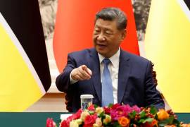 El presidente de China, Xi Jinping, asiste a una ceremonia de firma de un acuerdo con el presidente de Mozambique, Daniel Chapo (no aparece en la imagen), en el Gran Salón del Pueblo en Pekín.