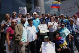 Manifestantes se reúnen frente a la sede de las Naciones Unidas en Caracas, Venezuela, para protestar contra la participación de la presidenta interina de Venezuela, Delcy Rodríguez, en la Asamblea General de la ONU.