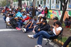 Maestros de la CNTE transitan sobre la Calzada de Tlalpan hasta la altura de División del Norte, donde se encuentra obstruido por camiones y bloques de cemento de la Secretaría de Seguridad Ciudadana.