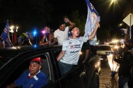 Aficionados de Cruz Azul abarrotaron el cruce de Victoria y Purcell para celebrar el campeonato celeste con banderas, cánticos y espuma.