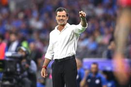 La directiva rojinegra inició la búsqueda de un nuevo entrenador tras confirmar la salida del estratega argentino.