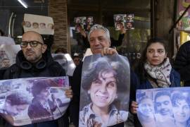 Familiares participan en una protesta para exigir que se revele el paradero de cuatro activistas desaparecidos durante la guerra entre grupos opositores y las fuerzas del expresidente Bashar Assad, en Duma, Siria, el miércoles 1 de enero de 2025. FOTO: