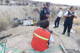 Elementos de seguridad y voluntarios acudieron al sitio del percance a la altura del ejido Abrevadero.