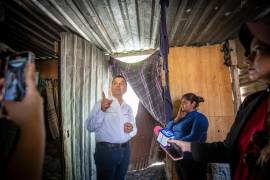 El funcionario estatal visitó a las familias afectadas por el deslave del Cerro del Topo Chico, en Monterrey, Nuevo León