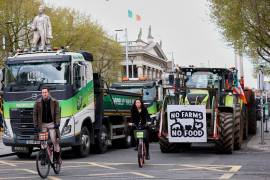 “Ciclistas pasan junto a tractores que bloquean la calle O'Connell en el quinto día de una protesta nacional contra el precio del combustible”, en Dublín, Irlanda, informó AP.