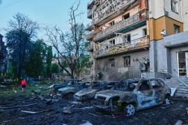 Los impactos provocaron incendios en cinco distritos de la ciudad y dañaron edificios residenciales, oficinas e instalaciones industriales, así como una residencia y vehículos.