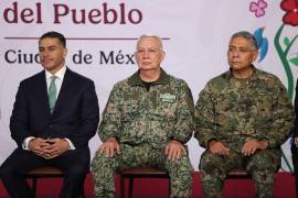 Loret de Mola expone en su columna que es falso que EU busque dividirlos, como dijo ayer Sheinbaum, porque ya existe una fractura real. Lo que es grave, añade, es que la mandataria lleve “130 días” usando a “secretario estrella, su general y su almirante” como parapeto.