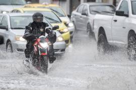 Protección Civil hace un llamado para evitar conducir con el pavimento mojado.