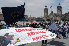 Partidarios asisten a una manifestación a favor de la reforma judicial propuesta por el gobierno frente al edificio de la Corte Suprema en Ciudad de México, el 5 de septiembre de 2024.