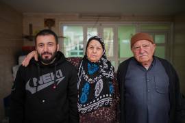 El refugiado sirio Mohammed Dawood, de 30 años (izquierda), posa para una foto con sus padres, Hayat Fatah, de 65 años (centro), y Abdulilah Amin Dawoud, de 73, en su casa en Irbil, Irak.
