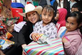 Niñas y niños de ejidos de Saltillo participaron en actividades recreativas y celebraciones navideñas organizadas por el DIF municipal.