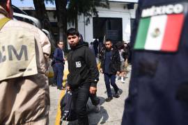 Vehículos oficiales han trasladado a personas extranjeras hacia estaciones migratorias y, posteriormente, hacia otras entidades del país. FOTO: Cuartoscuro