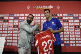 El central mexicano se tomó la del recuerdo junto al director general de la UD Almería, Mohamed El Assy, durante su presentación como nuevo jugador rojiblaco.