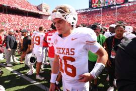 Manning, quarterback de Texas arrancó 2026 con 500 yardas, cinco touchdowns y dos intercepciones en sus primeros dos partidos.
