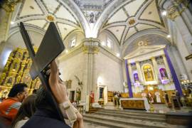 La diócesis invita a los asistentes a llevar una vela o una flor para la tradicional representación religiosa del Viernes Santo.