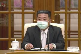 El líder norcoreano Kim Jong Un usa una máscara facial en la televisión estatal durante una reunión para reconocer el primer caso de COVID-19 del país en Pyongyang, Corea del Norte.