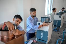 Trabajadores montando unidades YOGA Clean Air en una fábrica de Greater Noida, Uttar Pradesh, India. | FOTO: Atul Loke / The New York Times
