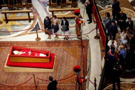 Varias personas rinden homenaje al difunto Papa Francisco ante su féretro en la capilla ardiente instalada en la Basílica de San Pedro, en la Ciudad del Vaticano, este 23 de abril.